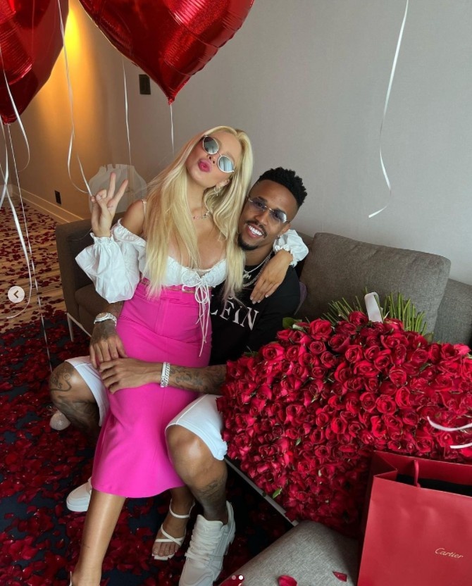 米利唐在巴西为女友庆生,女友发文:爱你